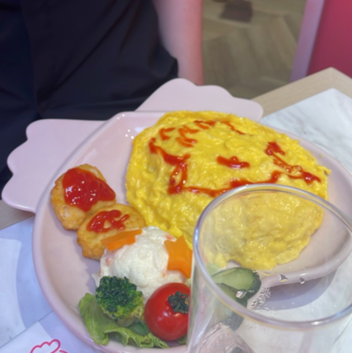 you_know_03's tweet photo. リカルド、あっとほーむカフェに行く。 https://t.co/CujXn0PGaX