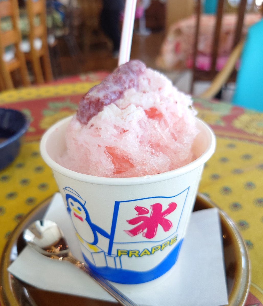 guojigoofy's tweet photo. ホテルにチェックインする前に可愛いドッグカフェで休憩！
わんこさんはカップケーキ🧁
蒸し野菜入り🎃🥕🍠
私はかき氷🍧
大きな苺の粒がそのまま入った自家製苺ミルク🍓甘くて美味しー！！
夏はやっぱりかき氷だね🍧 https://t.co/GjHpHnnxRN