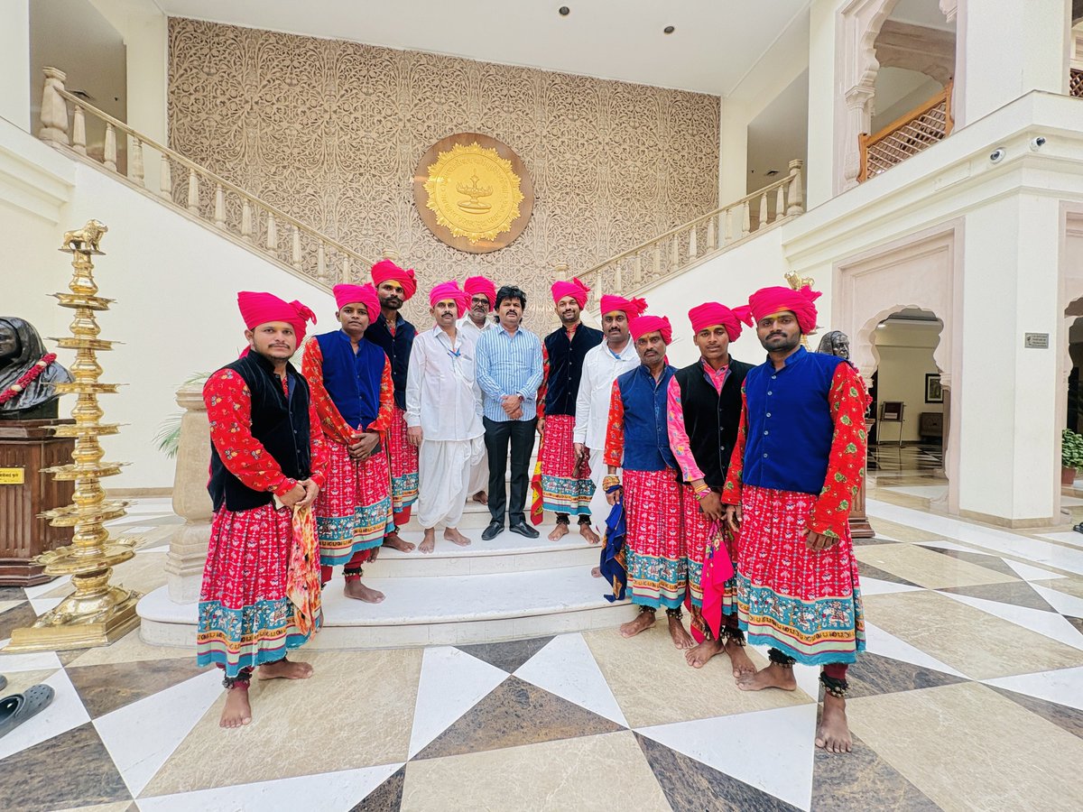 GopichandP_MLA's tweet photo. आज महाराष्ट्र सदन येथे आरेवाडीच्या बिरोबा राजाच्या धनगरी गजनृत्य मंडळाची भेट झाली. राष्ट्रपती भवनातील सांस्कृतिक कार्यक्रमात महाराष्ट्राचे प्रतिनिधित्व करणाऱ्या या समाज बांधवांना मनापासून अभिमान!

बिरोबाच्या नावानं चांगभलं! 

#GopichandPadalkar #DhangarSamaj #DhangariCulture https://t.co/JkApOWCyun