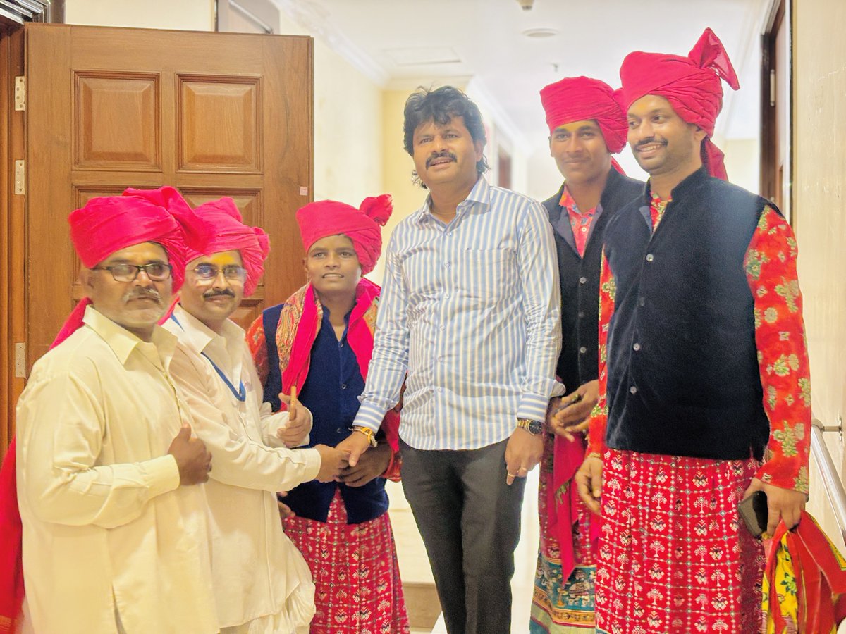 GopichandP_MLA's tweet photo. आज महाराष्ट्र सदन येथे आरेवाडीच्या बिरोबा राजाच्या धनगरी गजनृत्य मंडळाची भेट झाली. राष्ट्रपती भवनातील सांस्कृतिक कार्यक्रमात महाराष्ट्राचे प्रतिनिधित्व करणाऱ्या या समाज बांधवांना मनापासून अभिमान!

बिरोबाच्या नावानं चांगभलं! 

#GopichandPadalkar #DhangarSamaj #DhangariCulture https://t.co/JkApOWCyun