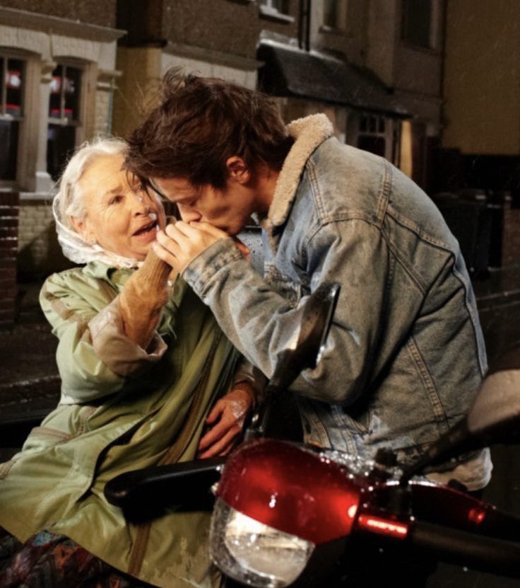 itsmesuckrs's tweet photo. louis in midnight memories mv was a different level of hot https://t.co/F7rId8t7FZ