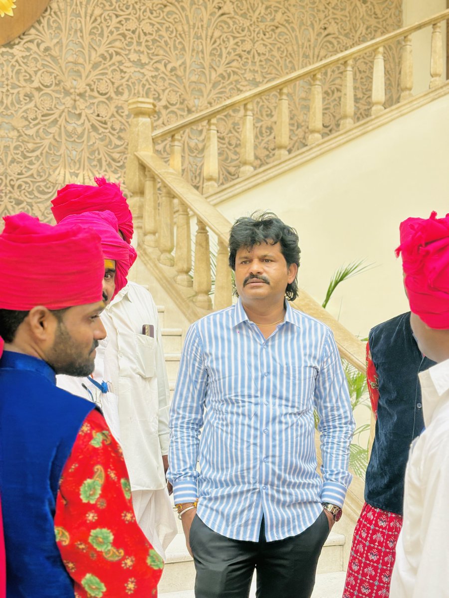 GopichandP_MLA's tweet photo. आज महाराष्ट्र सदन येथे आरेवाडीच्या बिरोबा राजाच्या धनगरी गजनृत्य मंडळाची भेट झाली. राष्ट्रपती भवनातील सांस्कृतिक कार्यक्रमात महाराष्ट्राचे प्रतिनिधित्व करणाऱ्या या समाज बांधवांना मनापासून अभिमान!

बिरोबाच्या नावानं चांगभलं! 

#GopichandPadalkar #DhangarSamaj #DhangariCulture https://t.co/JkApOWCyun