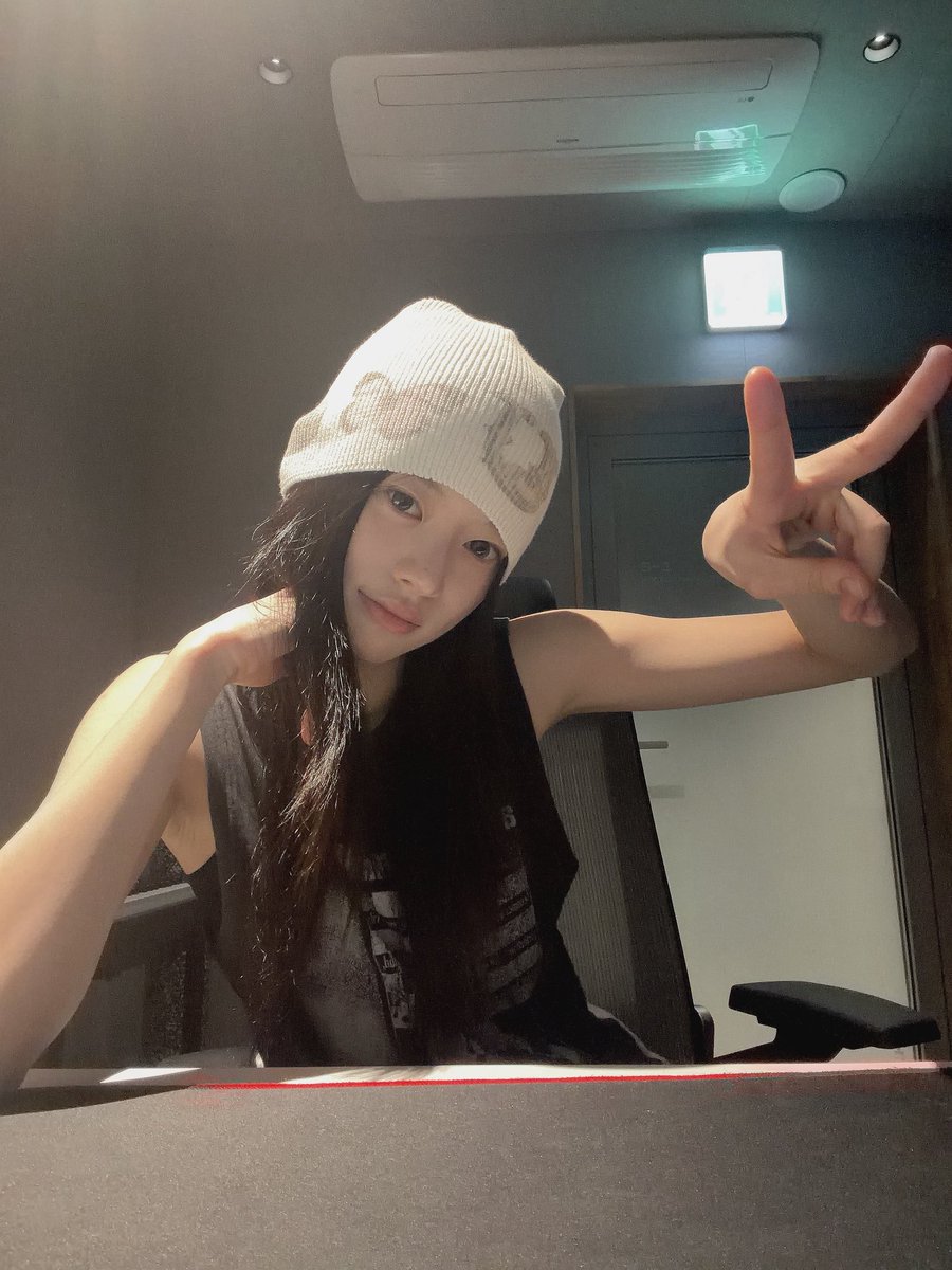 MinjuWeverse's tweet photo. 🐰📸 | 260817 https://t.co/BqjqKc3WJ3