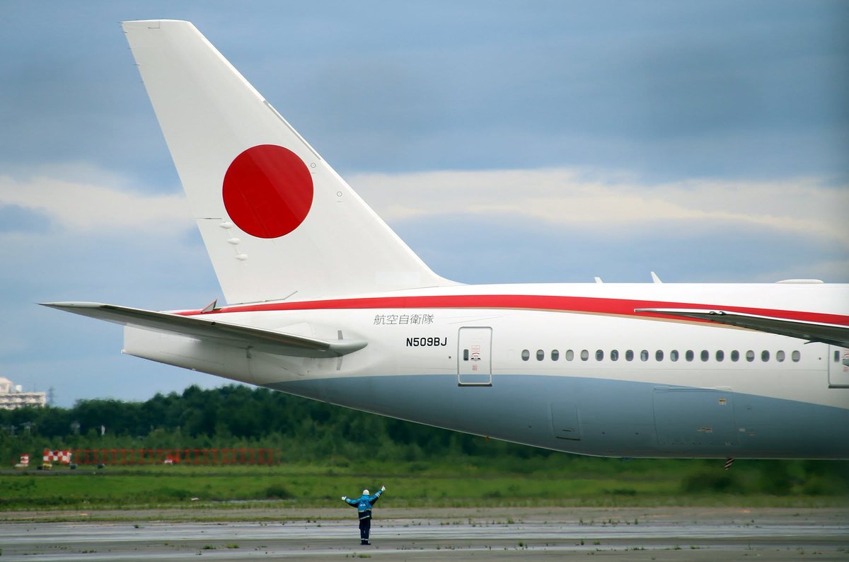 N682G's tweet photo. もう８年前だったか。
2018年８月17日、千歳基地に到着した航空自衛隊向けのB777。ANAが取得した機体で、迎えのスタッフも空自ではなくANA。その後、防衛省に転売された。 https://t.co/8ro7scNXPZ