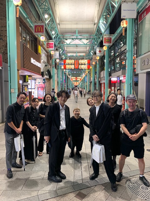 arekara311's tweet photo. バウスシアターが繋いでくれた縁は今も。本田ご兄弟にはお世話になりました。最初にバウスに仕事で行ったのは86年。シネセゾン渋谷勤務時代。『おかえり』の夫婦の家は初期バウスメンバー横田佳保里さんの部屋をお借りした。YCAMでの三宅唱、甫木元空のイベント打ち合わせをする井手、瀬田両名の笑顔！ https://t.co/kUuxkfWmln