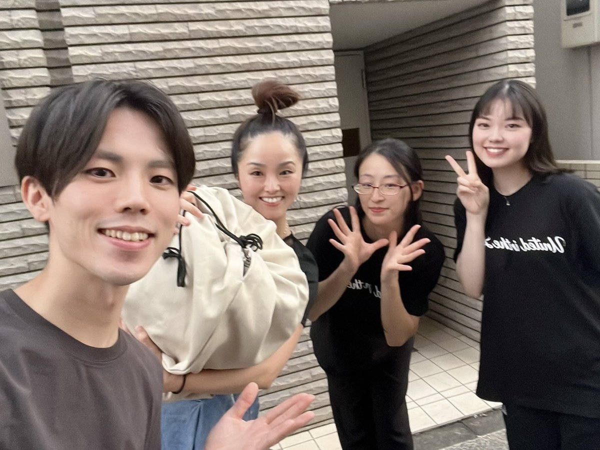 SS_SBbox's tweet photo. 本日の稽古は松旭斎正恵先生に新しい演目の稽古をつけていただきました‼️(お写真撮り損ねました🥲)

そして稽古の後、メインビジュアルを描いてくださった南蔵院さんの元へ。
この演目で使う大事な道具に、イラストを描いていただきます🤩‼️
ご期待ください⭐️

#天勝物語
#シンビーボックス
#マジック https://t.co/Yubo7g7l4J