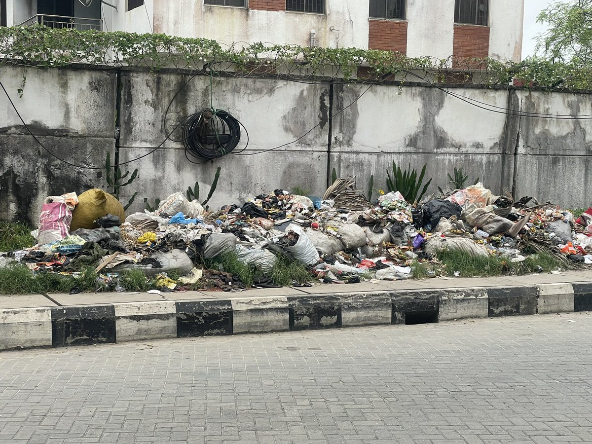 Imayomide4's tweet photo. @Lawma_gov @LasgMOE @tokunbo_wahab this waste at Churchgate VI has been left uncollected for weeks and keeps piling up. The entire place smells badly, creating an unhealthy environment.
What is even more concerning is that food is being sold close to the accumulating refuse. https://t.co/N3l5m2cCNh