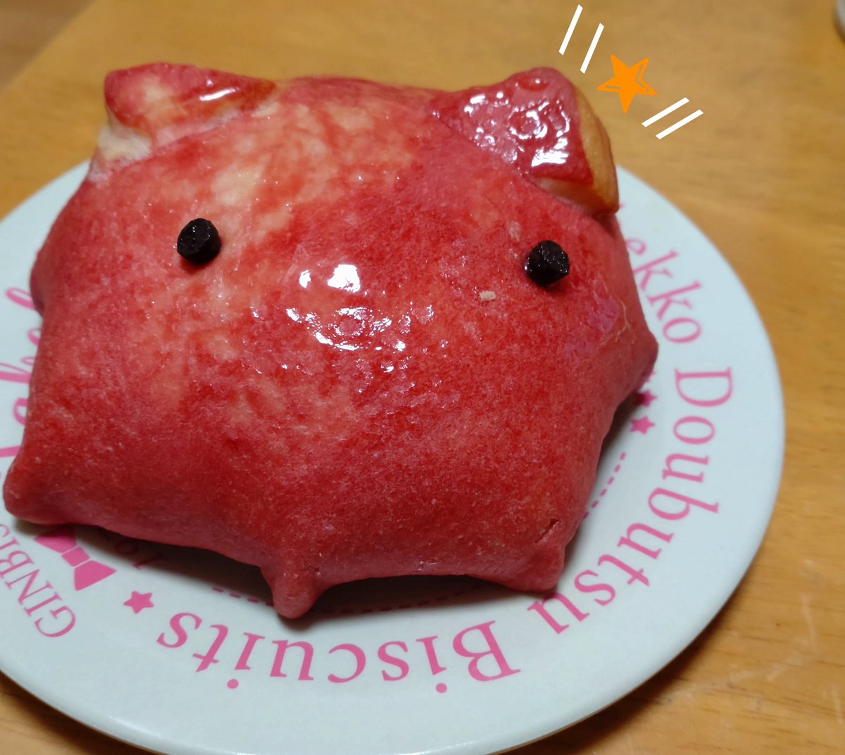 Ta_Tosand's tweet photo. ショーケース越しにひと目惚れしました、めんだこぱん です！
中はりんご🍎かわいい〜 https://t.co/FHrMEV3Lcw