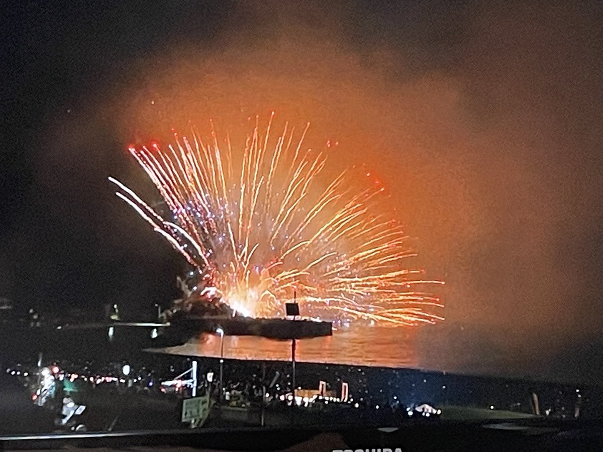 kitayamamura's tweet photo. テレビで見てても、もんのすごい轟音と閃光の熊野大花火大会のクライマックス「鬼ヶ城大仕掛け」

世界遺産・国名勝の鬼ヶ城の岩場や洞窟を利用した大迫力の仕掛け花火で、岩場に置いた花火玉を直接爆発させ、すさまじい爆風と轟音が轟きます https://t.co/McInCYjcGX