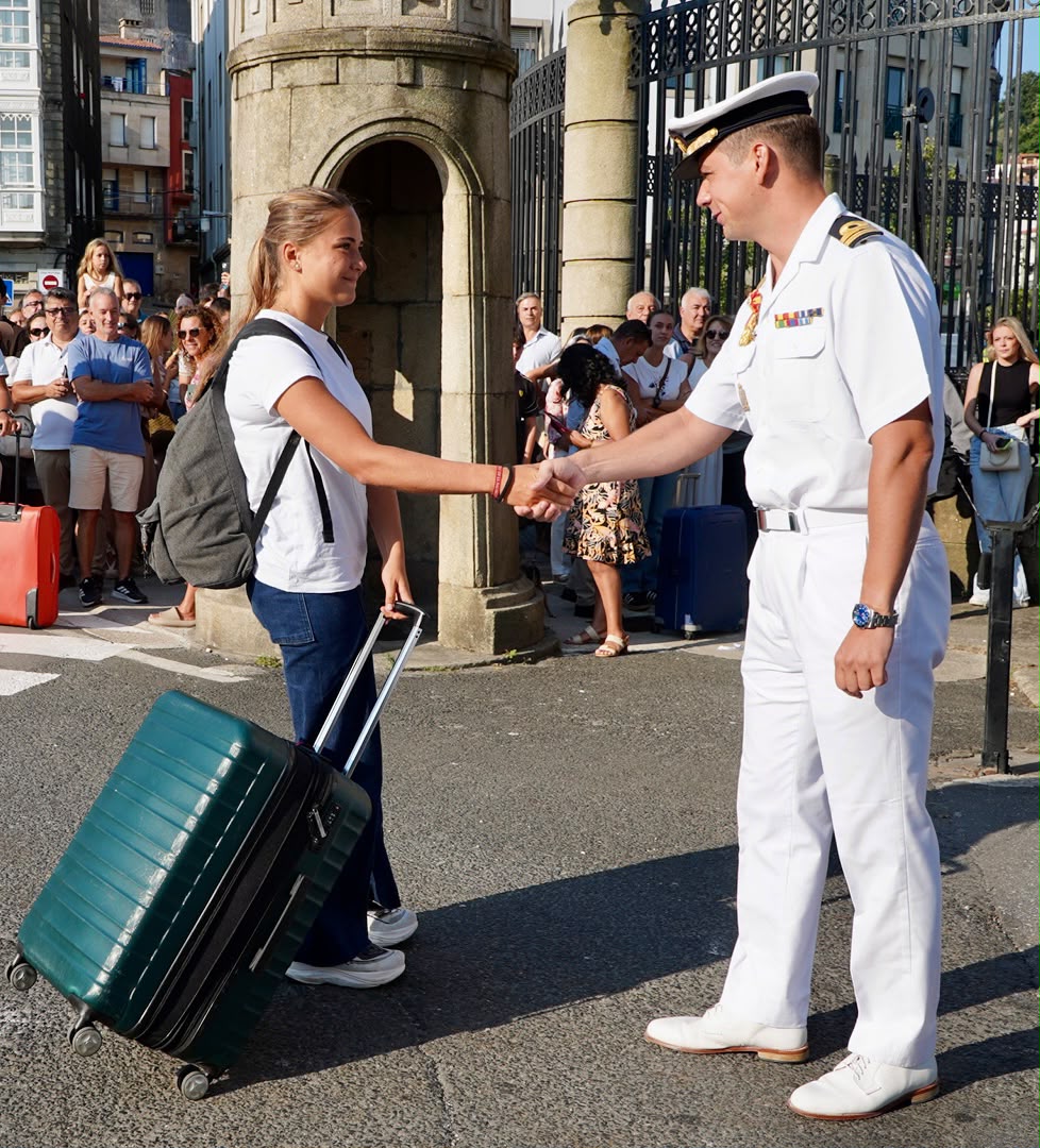 Armada_esp's tweet photo. ⚓Hoy han ingresado en la Escuela Naval Militar los nuevos alumnos que en un futuro serán los nuevos Oficiales de la Armada.

🤝¡Bienvenidos a vuestra nueva familia!

#SomosLaArmada https://t.co/D9gnSp3h1a