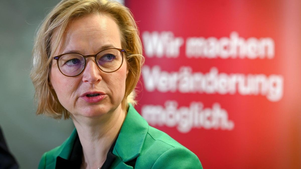 svs1946's tweet photo. @FabioDeMasi Alles richtig und trotzdem unwählbar!
Die Frau #Wolf in #Thueringen unterstützt diesen #Plagiator; unfassbar!
Wer soll denn Euch noch etwas glauben!? https://t.co/emvHuhYMZX