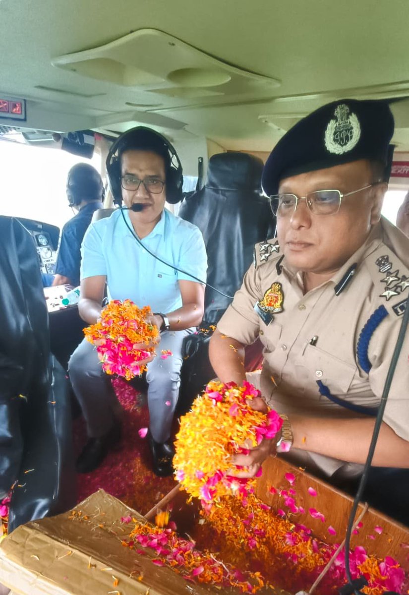 DM_Barabanki's tweet photo. मा0 मुख्यमंत्री जी के निर्देशो एवम शासन की मंशा के क्रम में श्राव�� मास के तृतीय सोमवार/नागपंचमी के अवसर पर शिवभक्तों के भव्य स्वागत एवं अभिनंदन के लिए श्री लोधेश्वर महादेव मंदिर रामनगर, श्री बुढ़वा बाबा मंदिर रामसनेहीघाट एवं श्री अवसानेश्वर महादेव मंदिर हैदरगढ़ में हेलीकॉप्टर से कांवड़ियों एवं श्रद्धालुओं पर पुष्पवर्षा की गई। अयोध्या मंडल के आयुक्त श्री राजेश कुमार एवं अयोध्या रेंज के आईजी श्री सोमेन वर्मा द्वारा की गई पुष्पवर्षा के दौरान श्रद्धालुओं में उत्साह का वातावरण रहा। इस दौरान रविवार देर रात्रि से श्री लोधेश्वर महादेवा मंदिर में मौजूद रहकर व्यवस्थाओं की निगरानी की गई तथा श्रद्धालुओं की सुविधा, सुरक्षा, यातायात, चिकित्सा एवं पेयजल सहित अन्य व्यवस्थाएं सुचारु रखी गईं। @CMOfficeUP @UPGovt @InfoDeptUP
