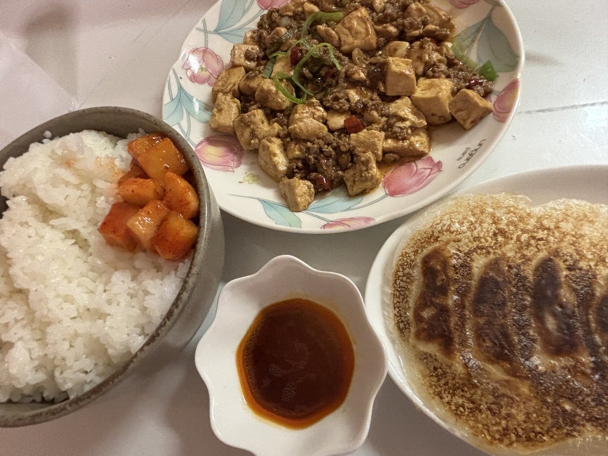 daimaru610's tweet photo. 今日は麻婆豆腐、つくた。
疲れた時の味方焼くだけ餃子も添えて。
びびって唐辛子少なめにしたおかげでちょうどええぐらいの辛さになった笑
セーフ笑 https://t.co/3ZcDyFAt4P