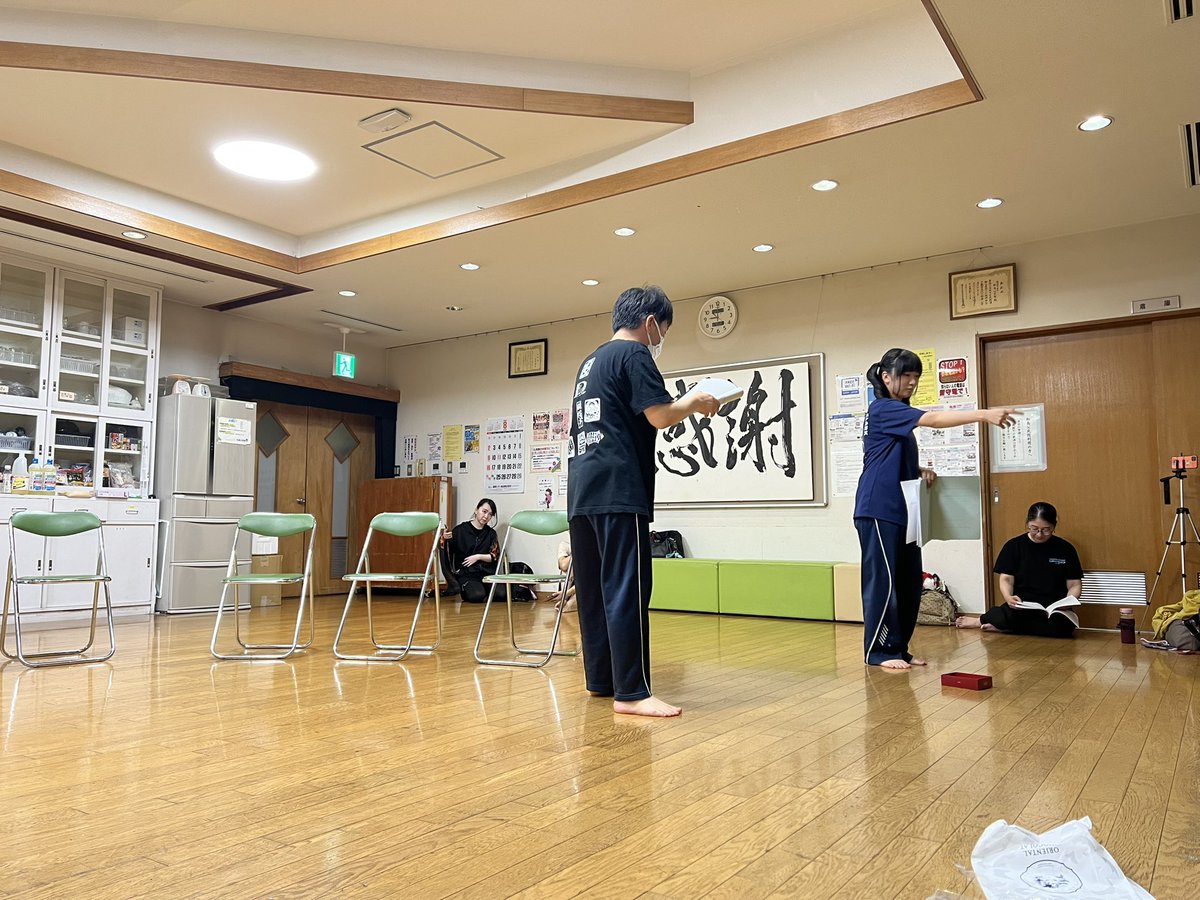ikedasyokai's tweet photo. 『ちょっと待ってください！』
ラジオの裏では稽古をしております📻
瀧本さんどういう状況？
今回の客演、小春ちゃん何やってるのかな？

ラジオを聴いたら裏側が少し分かる…かも！

ご予約はこちらから💁‍♀️
まだお席余裕あります！🙌
https://t.co/iBERl9L0bW https://t.co/XhO14pu1kw