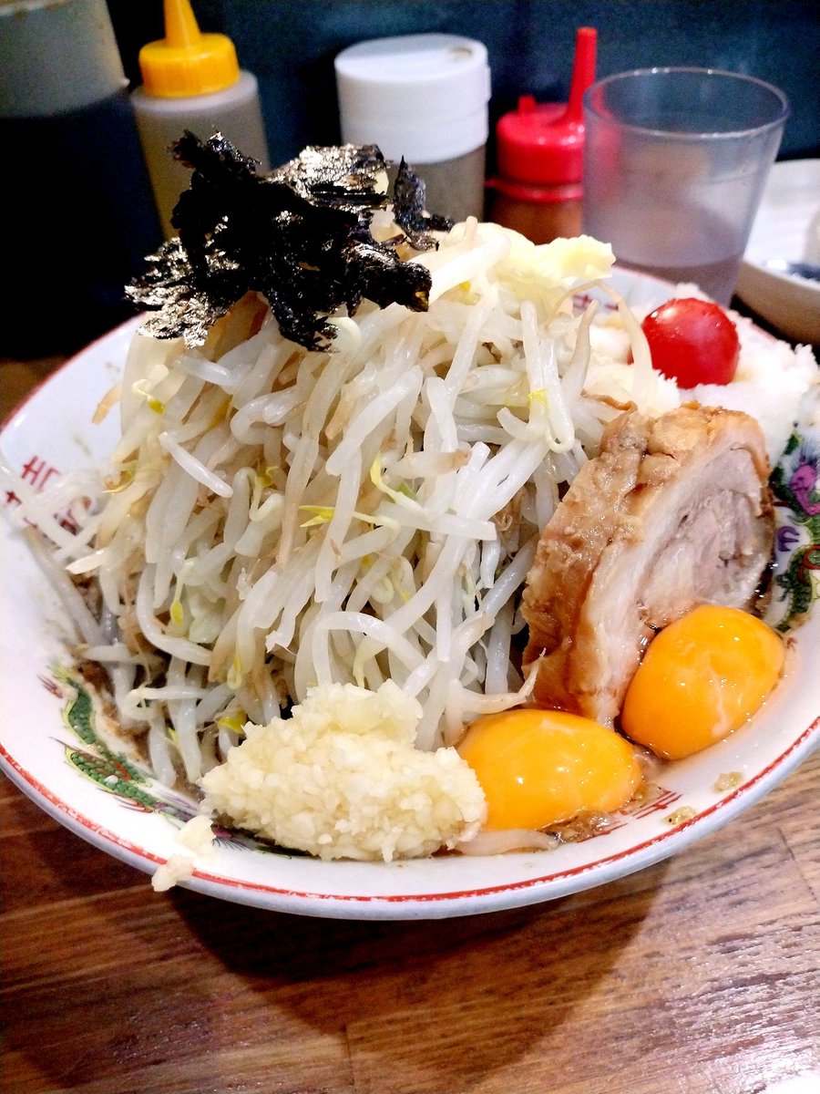 Silencesuzuka5O's tweet photo. デカ盛り戦隊 豚レンジャー@和光市
✦限定 冷やしまぜそば(並)
無料TP:野菜マシ/ニンニク/チョイ辛(別皿)
有料TP:生たまご
満を持して今年も冷やしがスター㌧✨
豚レン³も大根おろしがたっぷり入魂な さっぱりTYPEの冷やし汁なし
決して薄味なワケではなく 旨味しっかりノッてます
NICE おろ㌧🐷🤤💕 https://t.co/ooeH2nXQ7E