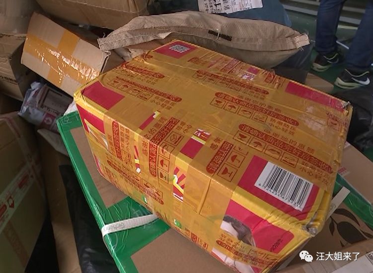 BCheynut's tweet photo. Just ripped open my latest package—so hyped for this new tech gadget! Unboxing days are the best days https://t.co/Au3z6D3iWi