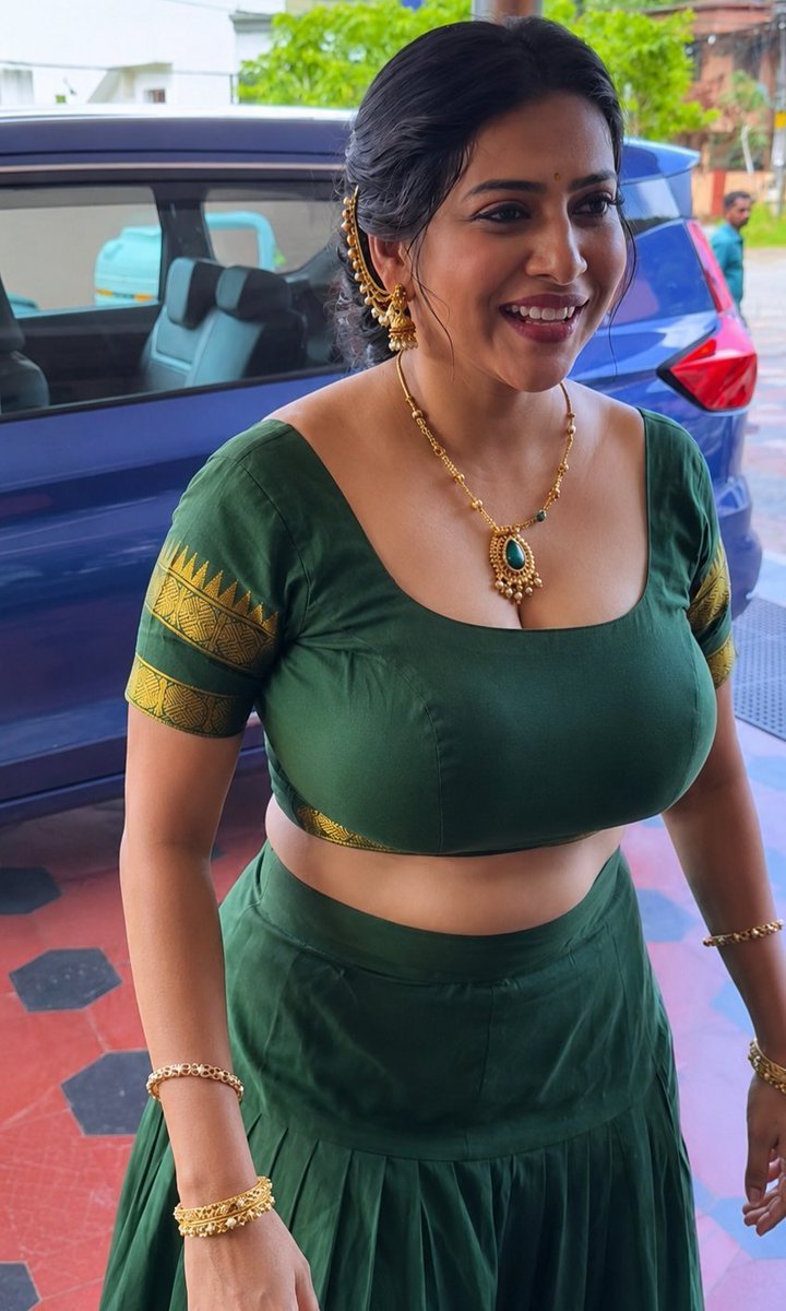 sexybollyeditss's tweet photo. She really Forget To wear Saree or That's blouse and petticoat is common there 💦🫦 https://t.co/LtwdDC8FZy