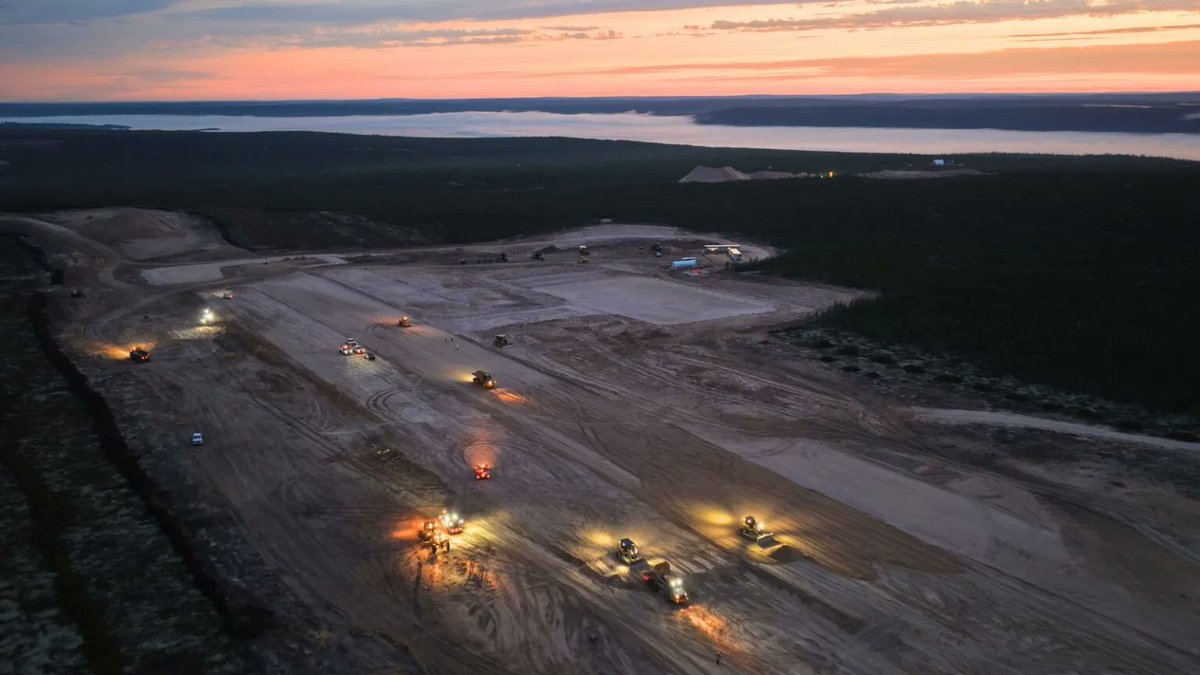 media24fr's tweet photo. ☢️🇨🇦 𝗟𝗲 𝗖𝗮𝗻𝗮𝗱𝗮 𝗹𝗮𝗻𝗰𝗲 𝘂𝗻 𝗽𝗿𝗼𝗷𝗲𝘁 𝗰𝗼𝗹𝗼𝘀𝘀𝗮𝗹 𝗮̀ 𝟯𝟮,𝟱 𝗺𝗶𝗹𝗹𝗶𝗮𝗿𝗱𝘀 𝗱𝗲 𝗱𝗼𝗹𝗹𝗮𝗿𝘀 𝗱𝗮𝗻𝘀 𝗹𝗮 𝗿𝗲́𝗴𝗶𝗼𝗻 𝗱𝗲 𝗹𝗮 𝗦𝗮𝘀𝗸𝗮𝘁𝗰𝗵𝗲𝘄𝗮𝗻 𝗽𝗼𝘂𝗿 𝗰𝗼𝗻𝘁𝗶𝗻𝘂𝗲𝗿 𝘀𝗼𝗻 𝗶𝗿𝗿𝗲́𝘀𝗶𝘀𝘁𝗶𝗯𝗹𝗲 𝗮𝘀𝗰𝗲𝗻𝘀𝗶𝗼𝗻 𝘀𝘂𝗿 𝗹𝗲 𝗺𝗮𝗿𝗰𝗵𝗲́ 𝗱𝗲 𝗹’𝘂𝗿𝗮𝗻𝗶𝘂𝗺

Le Canada possède déjà certaines des mines d'uranium les plus riches de la planète. Il s'apprête désormais à ajouter un véritable monstre à son arsenal minier.

Le 13 août 2026, NexGen Energy a officiellement lancé les travaux du projet Rook I, en Saskatchewan. Au cœur du chantier se trouve le gisement Arrow, dont la teneur moyenne atteint 2,37 % d'uranium, soit environ 25 fois la moyenne mondiale selon les données reprises dans notre article.

L'objectif est à la hauteur du gisement : environ 2,2 milliards de dollars canadiens d'investissement, quatre années de construction et, à terme, une production pouvant atteindre 30 millions de livres d'uranium par an. L'impact économique total du projet est estimé à 32,5 milliards de dollars canadiens sur la durée de sa construction et de son exploitation initiale.

Ce chantier arrive surtout au bon moment. Avec le retour en force du nucléaire et l'explosion des besoins électriques, notamment ceux liés aux data centers et à l'IA, la demande mondiale d'uranium pourrait plus que doubler d'ici 2040. 

Le Canada, déjà deuxième producteur mondial derrière le Kazakhstan, entend clairement profiter de cette nouvelle ruée vers le combustible nucléaire.

Notre article complet :
👉 https://t.co/yDGgaetVVq

#Uranium #Nucléaire #Canada #Énergie #Saskatchewan