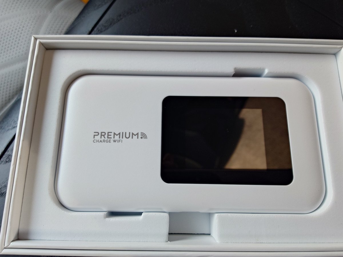 Paserin_8's tweet photo. 長距離ドライブでYouTubeを聴いたり仕事用にポケットWi-Fiを買った！
必要なギガ数を買い足せるタイプ。

機器のみの価格と100G/365日付と大して変わらず、尚且つ10Gプラス。自宅以外で110Gを1年で使い切れないけど😅

車側で直接YouTubeに繋げるのは有料だった😖⤵
やっぱりスマホで繋げるしかない💦 https://t.co/gn4ZlCvUVQ