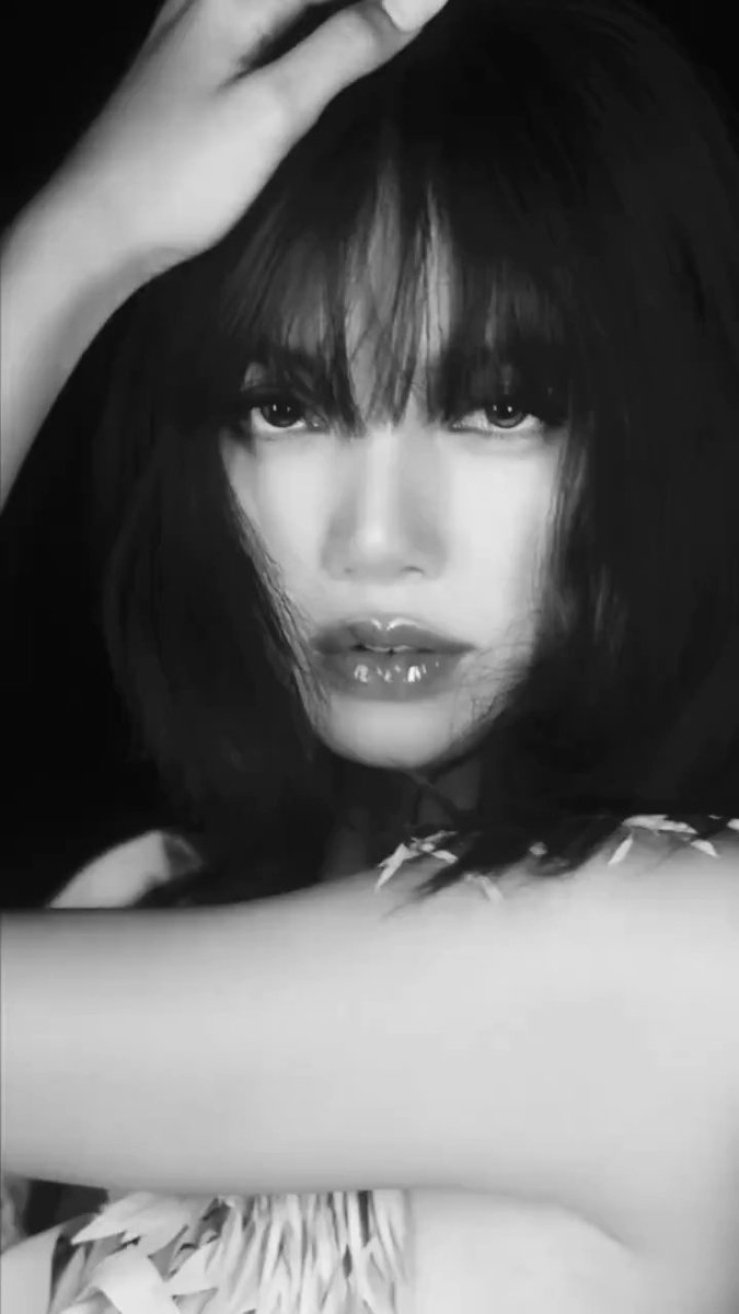 OneilyMusic's tweet photo. LISA looks way too gorgeous for Vogue Korea. https://t.co/k6nIPdOCni