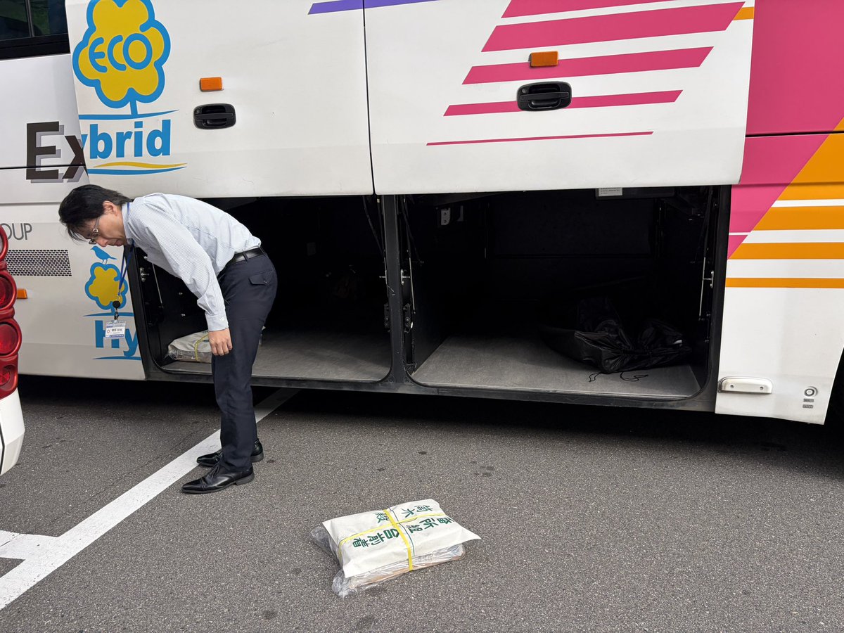 iwapucci's tweet photo. 松本駅から乗鞍高原までって、狭いトンネルだらけで自転車には危険区間。アルピコ交通のバスなら、輪行袋に入れたら新島々から無料で運んでくれます。何なら畳平まで無料なので、下りだけでも楽しめちゃいます。これ結構知られていないみたい。

冷泉小屋のスタッフさんに教えてもらいました。 https://t.co/2cmakenIDA