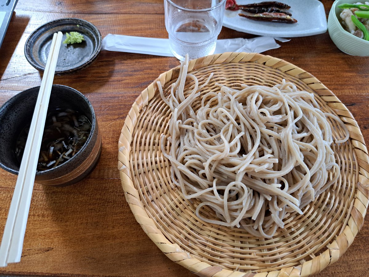 PoniTokutyan's tweet photo. 8月10日に信濃町に行ってきました。父と母と弟と自分などで行ってきました。歩夢ちゃん♡？は重くて一緒に行かれませんでした。😣
蕎麦屋のたかさわという場所で昼食にしたけど蕎麦がかなり美味しかったです。
いつもの小林農園でとうもろこし🌽を買いました。とても甘かった。
野尻湖にも行きました。 https://t.co/unXz8UjCH0
