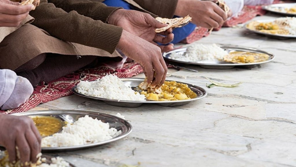 Ankitrevolution's tweet photo. UP: Health of 7 girl students deteriorates after meal in Badayun's residential school, panic in administration.
@AshutoshRanka https://t.co/TAvAtdTz79