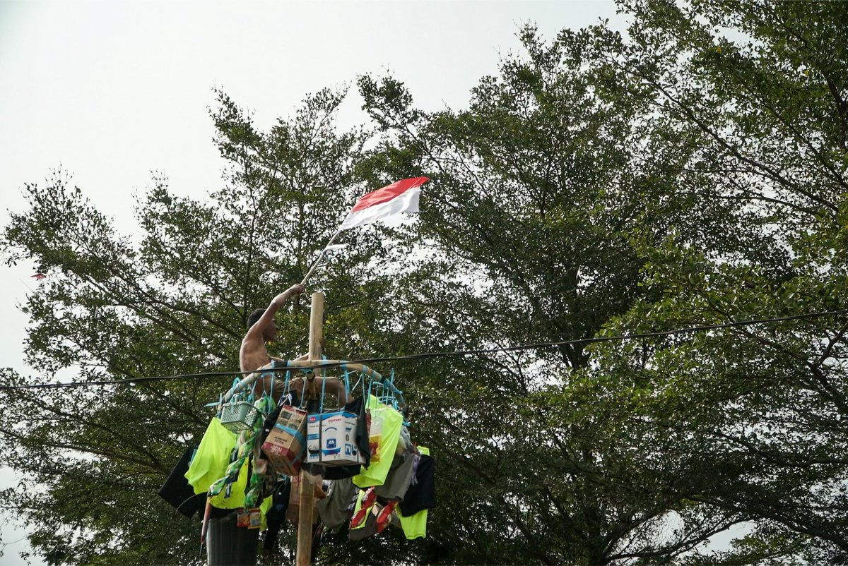 BramastaVerrell's tweet photo. 81 tahun sudah Indonesia merdeka. Perjuangan tidak berhenti pada apa yang telah dilakukan para pahlawan untuk membawa kita sampai di titik ini, tapi terus menemukan bentuknya dalam hal-hal kecil yang kita lakukan hari ini. https://t.co/Rk6ViXmM0f