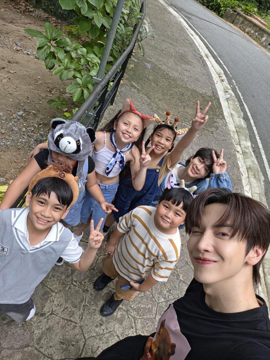 stacyleow95's tweet photo. didn’t even notice Bas was there 😂🤣 https://t.co/3JBuUqPFbz