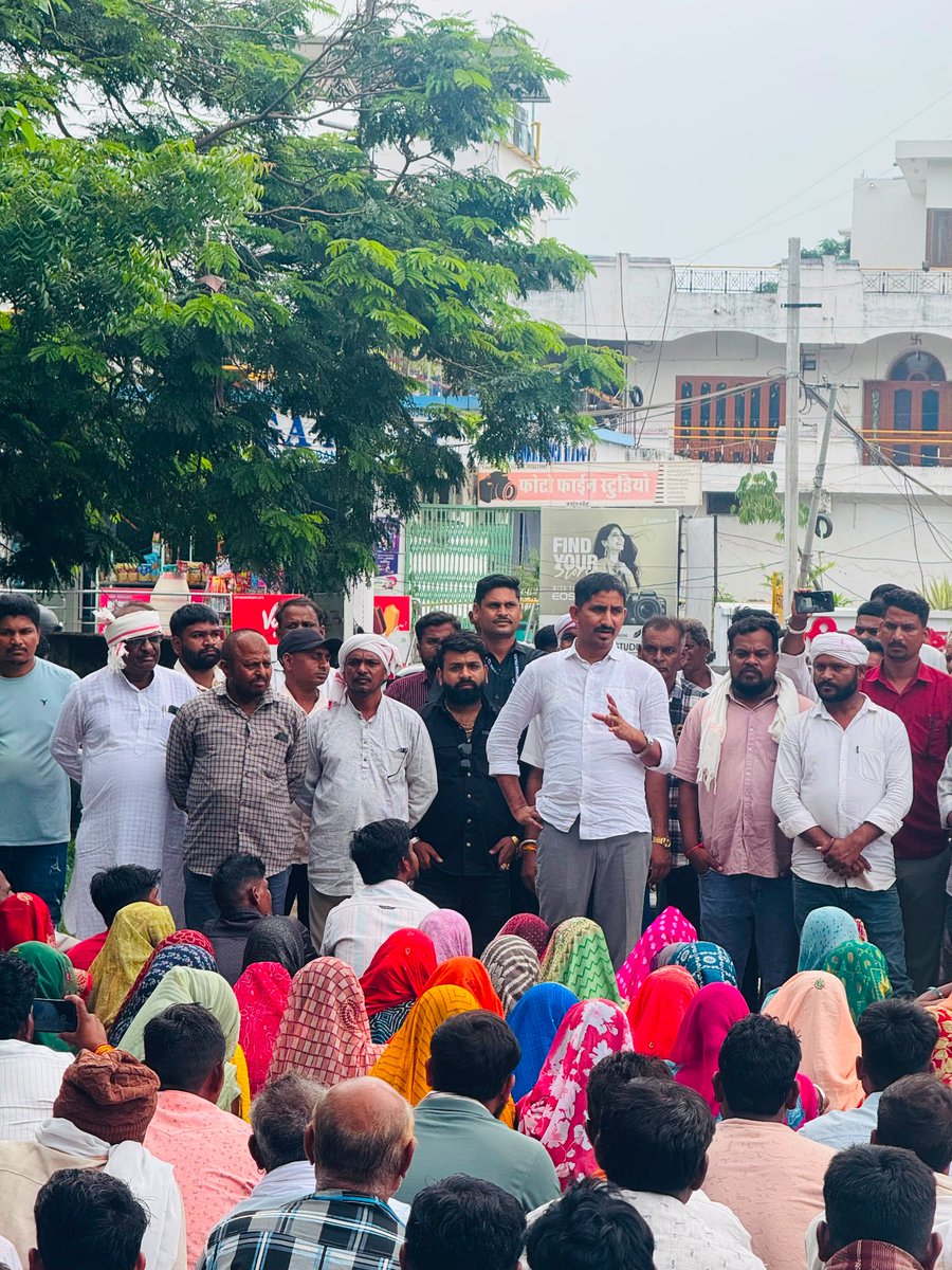roat_mla's tweet photo. आज बांसवाड़ा जिला मुख्यालय पर परमाणु संयंत्र से विस्थापित आदिवासी परिवारों एवं विभिन्न क्षेत्रों से आए ग्रामीणजनों की समस्याएं सुनीं तथा उनके समाधान के लिए हरसंभव प्रयास करने का आश्वासन दिया।

बरसो से वंचित आदिवासी, दलित एवं पिछड़े समुदाय की समस्याओं को सुनना और उनके समाधान के लिए निरंतर प्रयास करना हमारी प्राथमिकता है।

जोहार