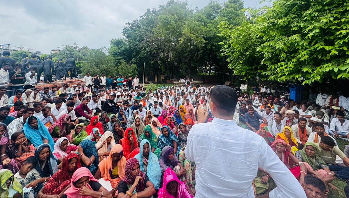 roat_mla's tweet photo. आज बांसवाड़ा जिला मुख्यालय पर परमाणु संयंत्र से विस्थापित आदिवासी परिवारों एवं विभिन्न क्षेत्रों से आए ग्रामीणजनों की समस्याएं सुनीं तथा उनके समाधान के लिए हरसंभव प्रयास करने का आश्वासन दिया।

बरसो से वंचित आदिवासी, दलित एवं पिछड़े समुदाय की समस्याओं को सुनना और उनके समाधान के लिए निरंतर प्रयास करना हमारी प्राथमिकता है।

जोहार