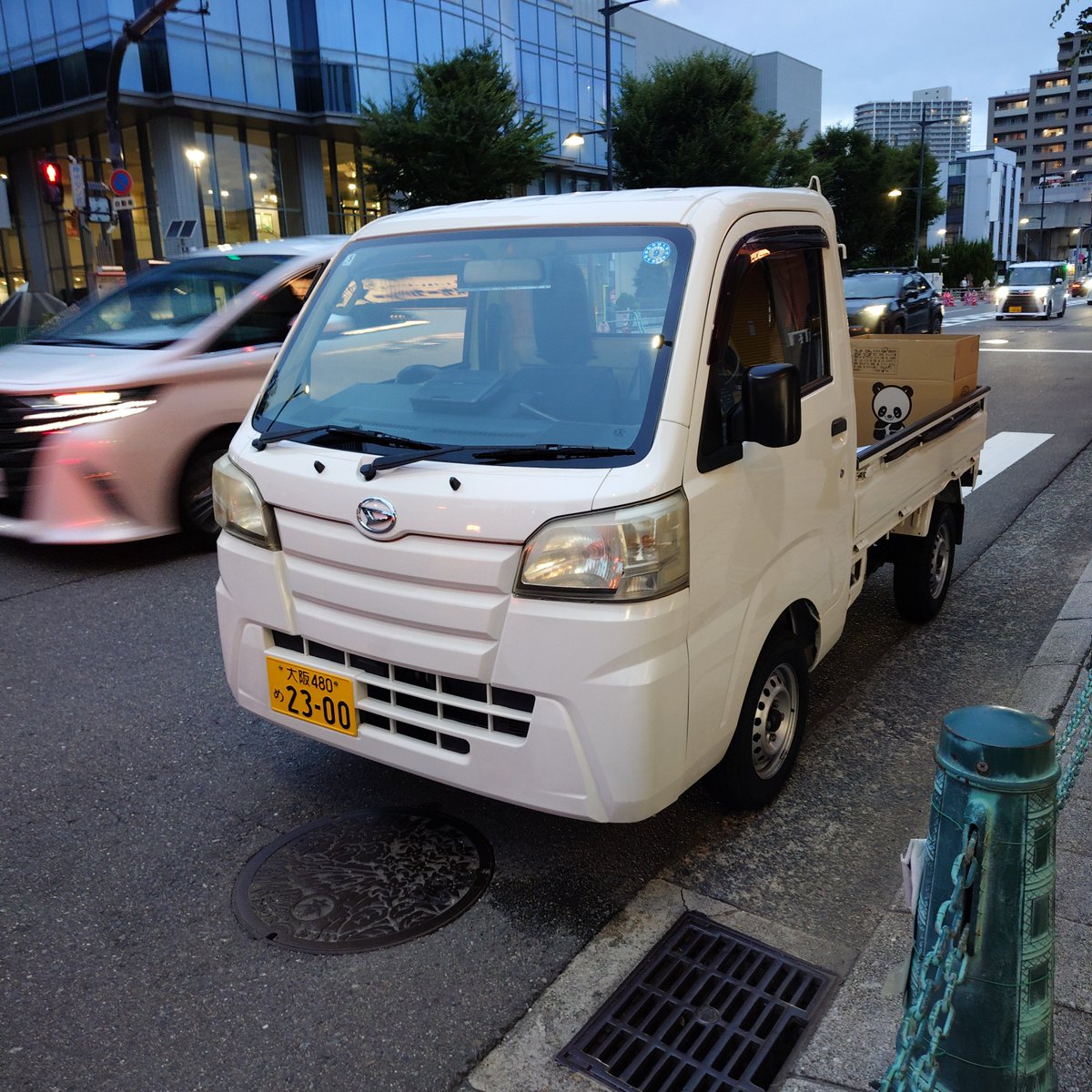 _pa_pi_'s tweet photo. 高槻警察署長殿
私は交通事故の後遺障害者です。
けやき大通りの東側で横断歩道を塞ぐ軽自動車に杖が接触したとして理不尽な叱責を受けました。
謝罪に伺うので組織名を聞くと運転手は立ち去りました。
もう辛い思いはしたくないので信号機の設置をお願いします。
#高槻市 #警察 #公安委員会 #廃品回収 https://t.co/tNS5BAzCAx
