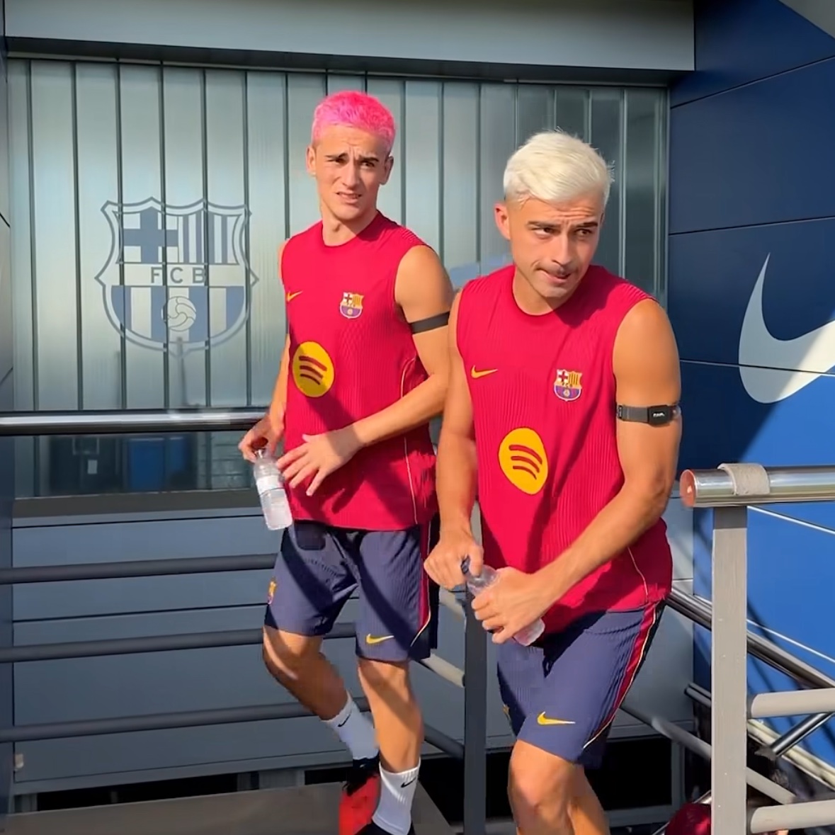 kaiwaiiwen's tweet photo. THEYRE CALLING THEM CHUPA CHUPS IN TRAINING LMFAOO https://t.co/cQR8cBzXQw