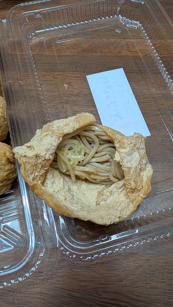 guribisco's tweet photo. 十日町に【そばいなり】ってのがあるって聞いて…
蕎麦好きとしては食べてみたいと思って買いに行ってきました‼️
買ってから日持ちが当日のみって聞いて買いすぎたと少し後悔💦
手頃に食べれるきつねそば？
初めて食べましたが何か不思議な感じ…

#新潟
#十日町
#そばいなり 
#名物？ https://t.co/BkIelub3Hh