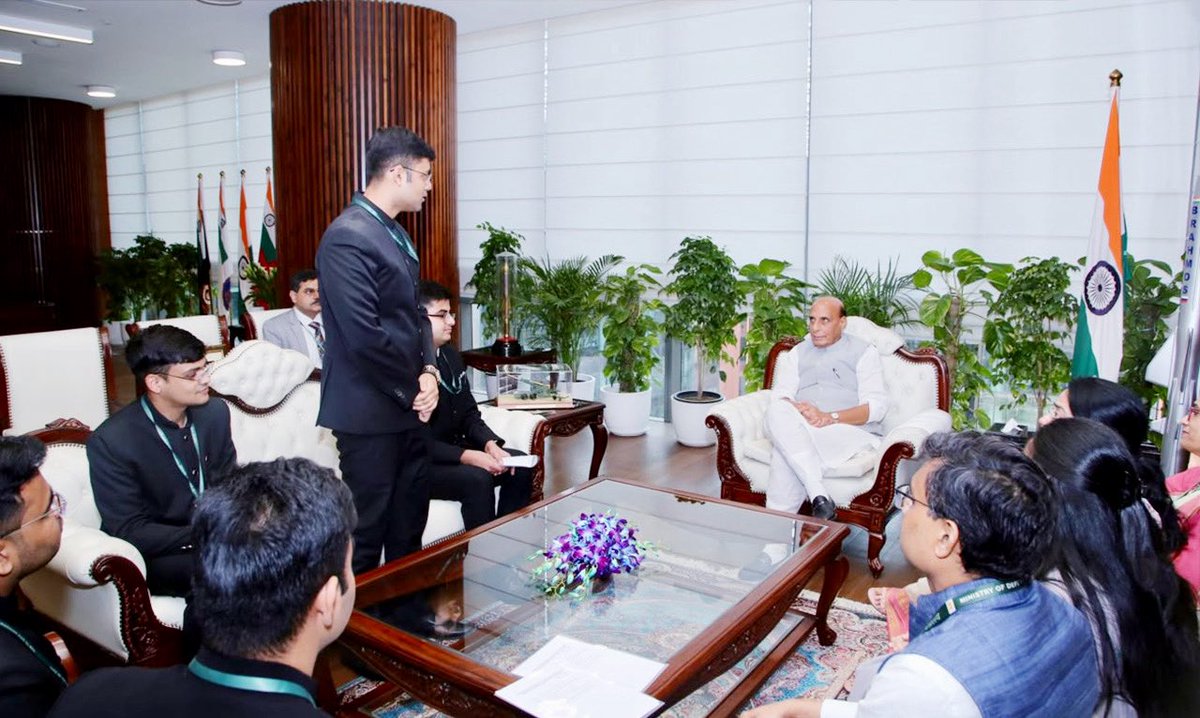SpokespersonMoD's tweet photo. Officer Trainees of Indian Defence Estates Service (2025 Batch) called on Raksha Mantri Shri @rajnathsingh in New Delhi today. He appreciated the role of the Defence Estates Department in managing defence land and Cantonment Boards, and urged the budding officers to serve citizens with utmost ‘Seva Bhav’, listen to their grievances, and prioritise physical, mental & spiritual well-being.

Read here: https://t.co/z9wen1efwy