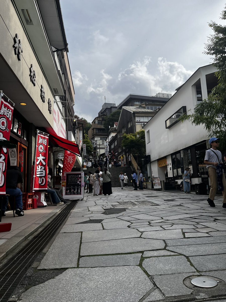 MASOPOID's tweet photo. 急遽、母親と弟の伊香保温泉旅行について行くことに

廃れてるって聞いてたけど全然活気あった
温泉入って榛名山登って、個人的ハイライトはいつか行ってみたいと思ってた魚籠屋に行けたこと

店構えがすでにエモい
ヤマメの踊り食いも岩魚の刺身も、大変美味し��うございました https://t.co/i50Kwod5Wx