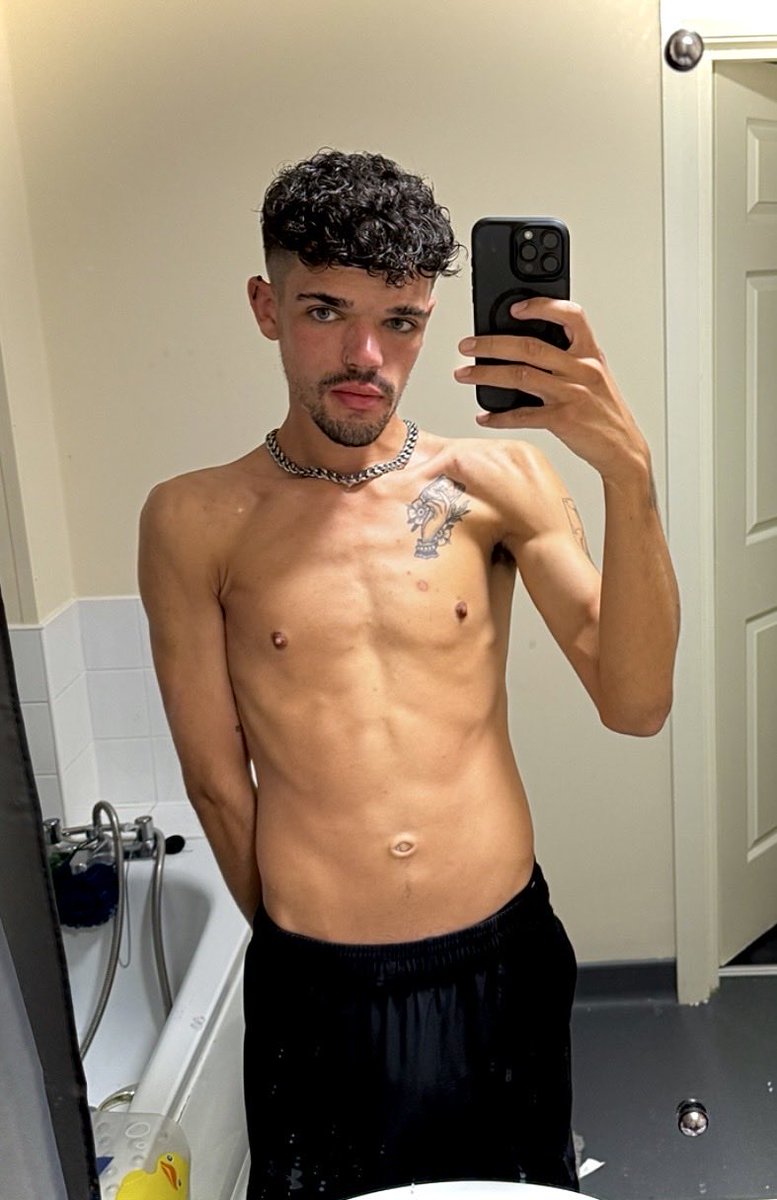 HungVersNI's tweet photo. Who's gonna worship me💸🫵 #scallylad #smicklad #chavlad #worship #paypig https://t.co/fPJEuI0OUY