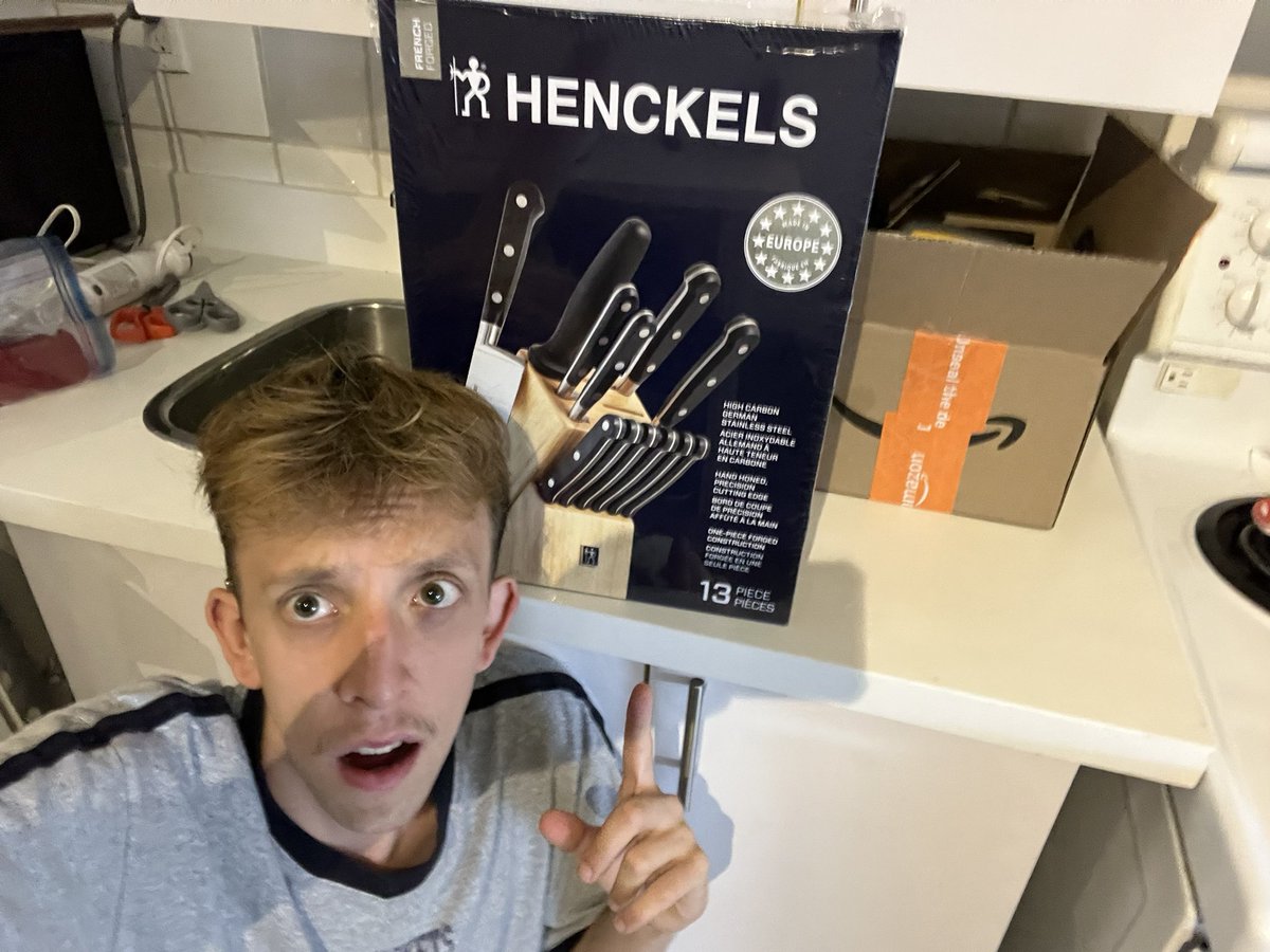 Cazaville_'s tweet photo. New Roommate brought a name brand knife set 😍😍😍 https://t.co/lGtKBykOfL