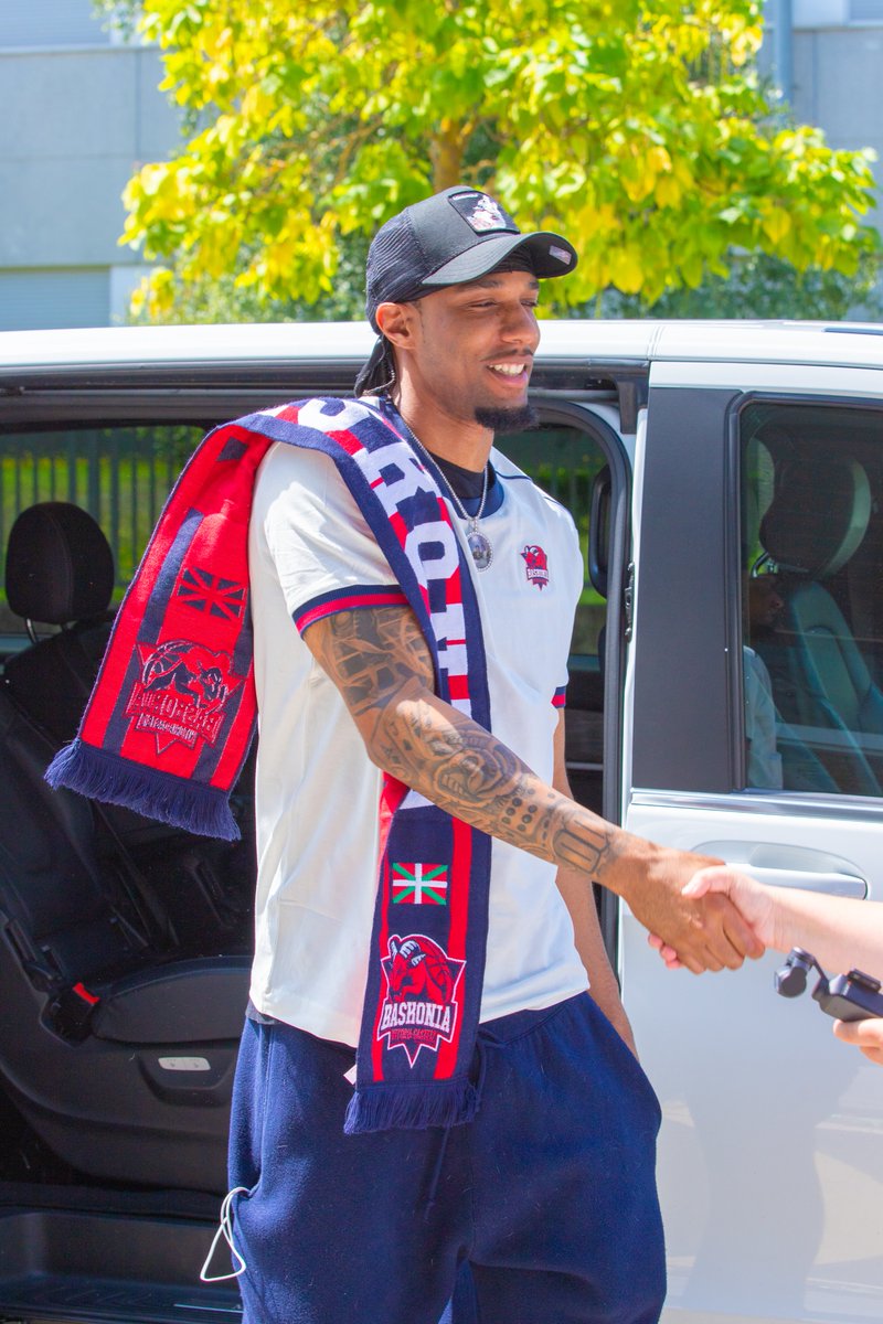 Baskonia's tweet photo. Mirad quién está ya por Vitoria 👀

Ongi etorri,  AJ!! 🔵🔴 https://t.co/F4W6dIfMVS