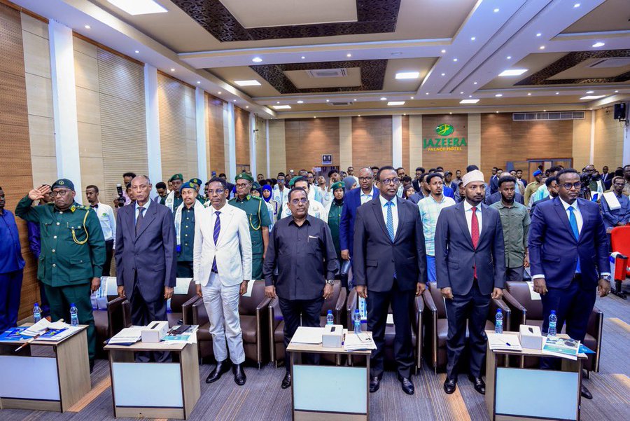 dhereye71's tweet photo. Wasiirka @MoIFARSomalia, H.E. @AliYusufHosh ayaa ka qaybgalay daah-furka Hindise-sharciyeedka Caddaaladda Dhallinyarada Soomaaliya! 🇸🇴⚖️

Wuxuu hoosta ka line-iay in ilaalinta xuquuqda dhallinyaradu ay tahay maalgashi mustaqbalka dalka &amp; dhismaha hay'ado shaqaynaya.

#Somalia https://t.co/h54RbHHYlR