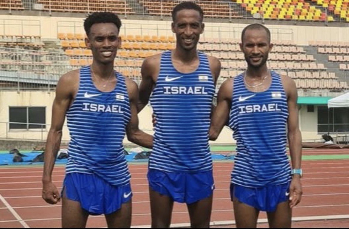 danilerer's tweet photo. El equipo israelí gana la medalla de oro por equipos en el maratón de los Campeonatos de Europa de Atletismo. 🇮🇱

Los maratonistas israelíes siguen escribiendo la historia al conseguir el oro por segunda vez consecutiva y por tercera vez en la historia del maratón israelí, con un tiempo acumulado de 6 h 28 min 37 s.

Ya medalla de plata el año pasado, Gashau Ayale sube una vez más al podio al ganar esta vez la medalla de bronce. 🥉