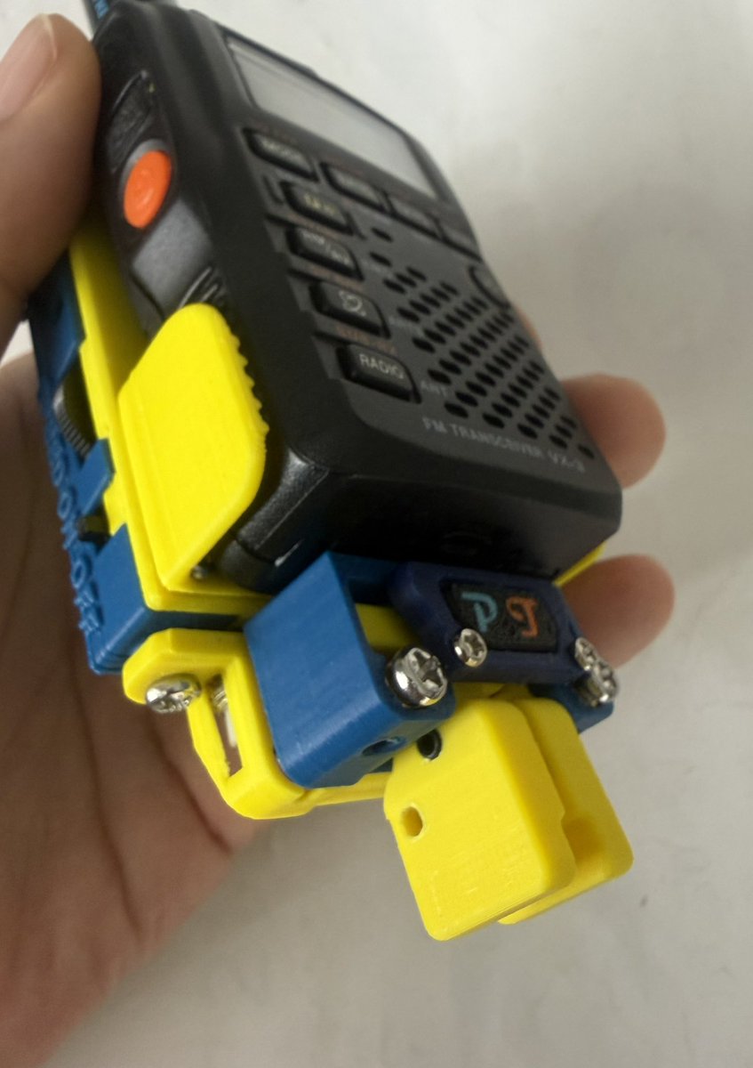ja6irk's tweet photo. ハムフェアで初登場の簡易型小型F2Aキーヤー Pocke Keyer F2A
少しギミックですがVX-3用パドル付きドッグも作ってみました。
パドル部は人気のパドルキーヤーと同構造、パドルは実用ギリまで小型化、ドッグはストラップホールを使って固定、
手に持っての運用が可能となります。
人柱版ということで😅 https://t.co/JNvstGPZO5