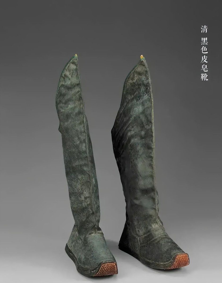 jiaumujiau's tweet photo. 故宫收藏的清朝宫廷里的鞋。不明白人们的审美是进步，是倒退，还是在轮回？ https://t.co/Ys0kRugHT4