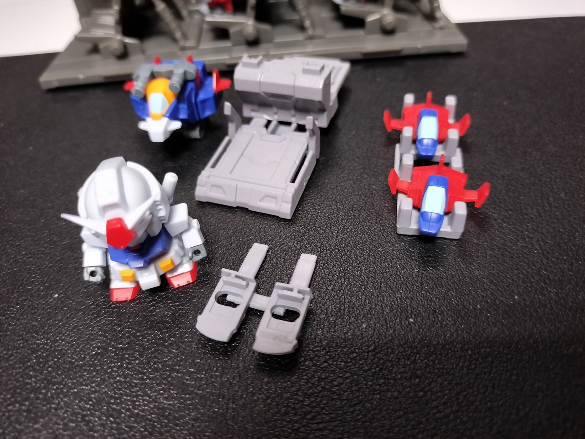 yo_s_d's tweet photo. #V作戦ビスケット
V 作戦ビスケットとガンダムコレクションの組み合わせ。あとジャンクとレゴで適当な小物を https://t.co/uWSlCmSgbC