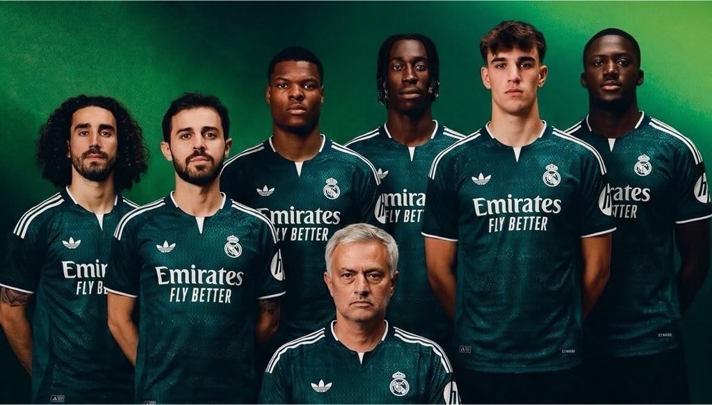 MH_1902's tweet photo. 🚨🚨💣💣عاجل — COPE :

ابتداءً من الغد، سيبدأ ريال مدريد بتقديم اللاعبين الجدد.

سيكون حدثًا خاصًا يحضره الرئيس واللاعبون وعائلاتهم.

قد يكون تقديم مورينهو غدًا https://t.co/r9XIGpNg3D