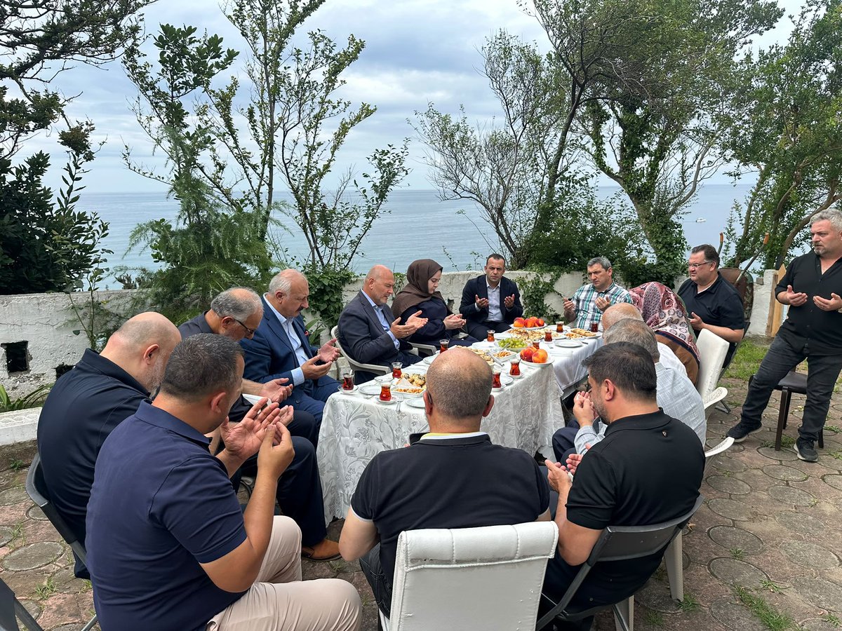 suleymansoylu's tweet photo. Trabzon’da;

Yakın zamanda Hakk’a uğurladığımız Araklı Belediyesi eski Başkan Vekili Ekrem Reis’in ailesine,

Trabzon Üniversitesi Rektörü Prof. Dr. Emin Aşıkkutlu’nun vefat eden kıymetli annesi Fatma Aşıkkutlu için Aşıkkutlu ailesine,

KTÜ eski Rektörü Prof. Dr. Süleyman Baykal’ın vefat eden kıymetli annesi Rahime Baykal için Baykal ailesine,

AK Parti Tonya İlçe Başkanımız Sayın Cafer Köroğlu’nun vefat eden evladı Fatih Köroğlu için taziye ziyaretinde bulunduk.

Cenab-ı Allah’tan rahmet; kederli ailelerine, yakınlarına ve sevenlerine sabır ve başsağlığı diliyorum.

Rabbim mekânlarını cennet, makamlarını âli eylesin.