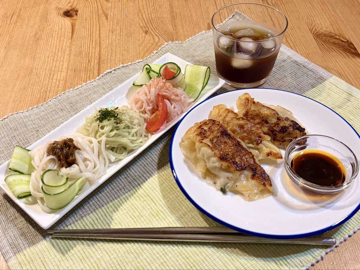 akki_dayo's tweet photo. 遅め夕ごはん
仕事から帰ったら長男が作った餃子が！
形はちょっとアレですが、中にキムチが
入っていたりで味はまずまず👍
食卓にすでに食べられるものが
あるってホントありがたい♪
#今日もお疲れ様でした
#フツーの日常のありがたさ https://t.co/eZ3Wkxe9c6