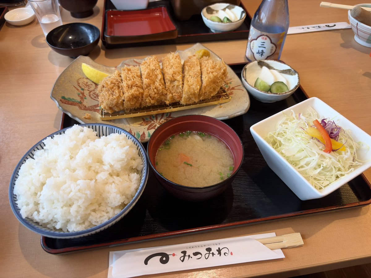 geramimajid's tweet photo. 両親と一緒にとんかつ食べてきました！
思ったより厚切りで美味かったです
(´・ω・｀) ノ https://t.co/e1REwEvGu2