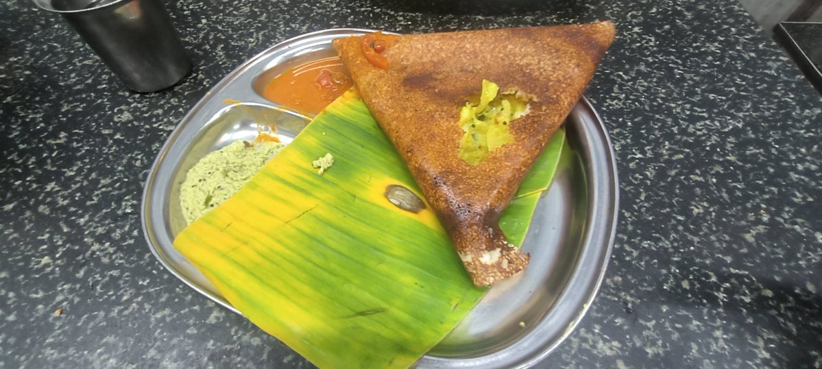 PrathibhaR1212's tweet photo. ಲಾಲ್ಬಾಗ್ ವೆಸ್ಟ್ ಗೇಟ್ ಹತ್ತಿರ,
ಊರ್ವಶಿ theatre diagonal opp,
MTR opp ರೋಡಲ್ಲಿ ಒಂದು ಪುಟ್ಟ ಹೋಟೆಲ್ ಇದೆ,
ನಂದೀಶ್ವರ Lunch ಹೋಮ್ ಅಂತ.
ಸುಮಾರು ವರ್ಷಗಳ ಹಳೆಯದು ಇದು.
ಪಾಕೆಟ್ friendly ಹಾಗೂ ಅದ್ಭುತ ರುಚಿ ಇರುತ್ತೆ.
ತುಂಬಾ ದಿನಗಳ ನಂತರ ಹೋಗಿದ್ದೆ, ಅದೇ ರುಚಿ ಇತ್ತು.
ಮುಂದಿನ ಸಲ ಆ ಕಡೆ ಹೋದರೆ try ಮಾಡಿ. https://t.co/J0W6XrGsAa