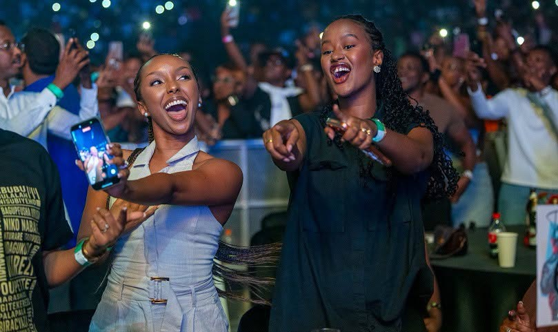 ENERGY888FM's tweet photo. SHOWBIZ TIMEEE!!!!

MC TIZZO ndi tayalii

Intangiro nziza z’icyumweru .

Twageze muri HIT OF THE DAY.

 Uncle Austin na Ish Kevin mu bazaririmba mu gitaramo cyo kwibuka Yvan Buravan.

 Abanyempano batandukanye bo mu Karere ka Rutsiro bakomeje kugaragaza impano zabo.

 Umuraperi Shizzo yifatiye ku gahanga abafana ba Rayon Sports.

 Itsinda ry’abaririrmbyi b’indirimbo zo kuramya no guhimbaza Imana.

 Sheilah Gashumba azanye umuvuno mushya mu biganiro.

 Omah Lay yavuze ko yagerageje kureka itabi ariko bikamunanira.

 Davido mu byishimo by’uko nyirarume yongeye gutorerwa kuba guverineri.

 Shaffy , Davivo , Burna boy bazahurira muri Portland.

https://t.co/uMPYZNa4N6
#HITOFTHEDAY #SHOWBIZ #ENERGYRADIO888FM #MC_TIZZO